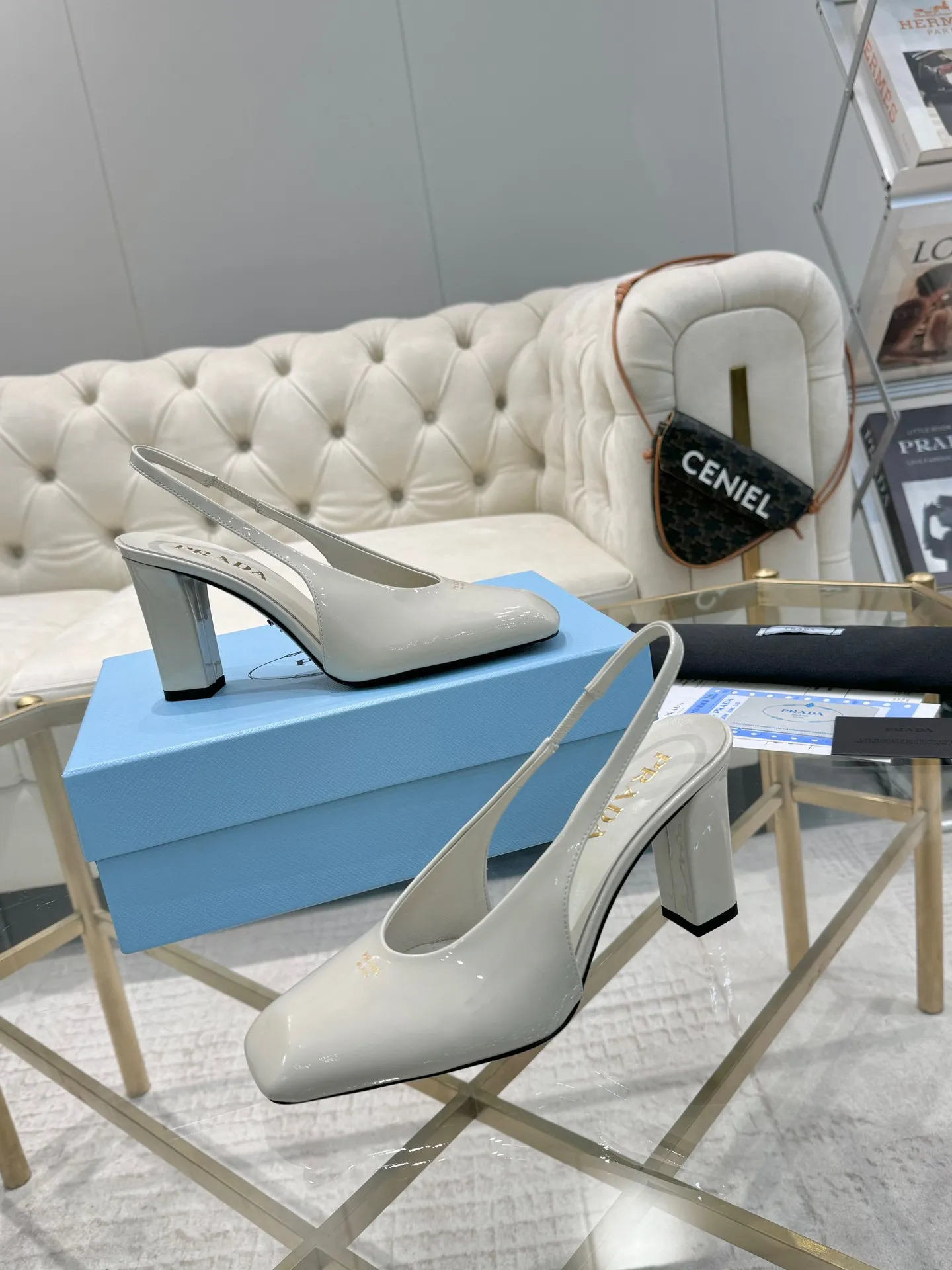 👟👟Ex-factory price 580👟👟 (imitation leather bottom-20) New arrival 👉Ready stock👈 Remove the original board and make a 1:1 replica‼ ️The highest version ✅2025Prada early spring catwalk hot style 😘The latest spring style thick heel small square toe series (genuine leather outsole) (simulated leather sole) goddess must-have super beautiful on the feet ‼ ️The upper and foot pads adopt the latest 3D LOGO elements, three-dimensional and advanced‼ ️Imported original cowhide leather, soft and textured, lining + foot pads, imported sheepskin lining, breathable and comfortable, matching private model heel, heel height 8M, size 35M-39M (34 40 414243 customized, non-refundable and non-exchangeable)